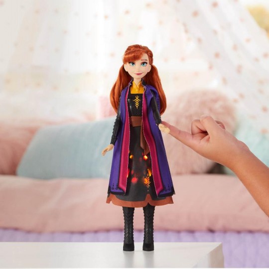 hasbro-frozen-2-light-up-fashion-anna-1212390.jpeg