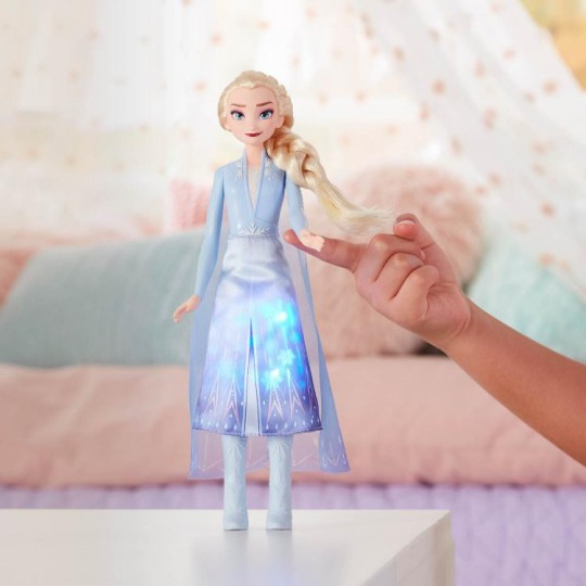 hasbro-frozen-2-light-up-fashion-elsa-1036402.jpeg