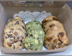 Mix box of New York cookies .. box of 12 pieces